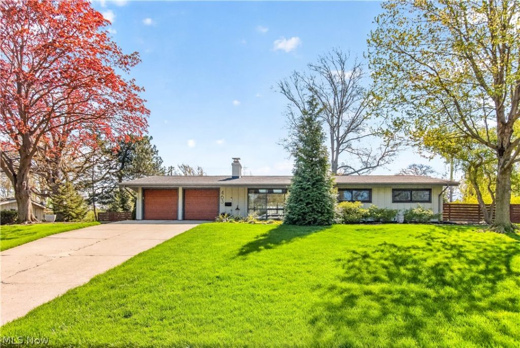 463 Queenswood Drive, Bay Village, OH