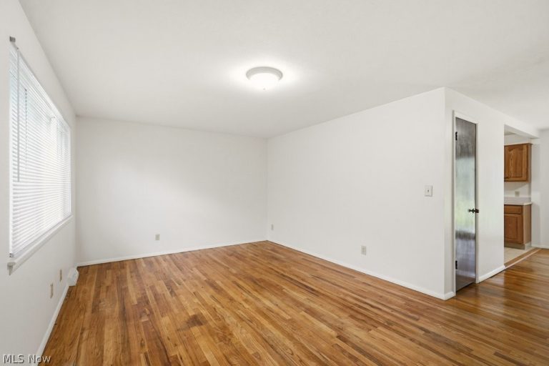 513 Lynnview Drive, Sagamore Hills, OH - Photo 2