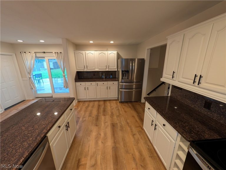 8645 Courtland Drive, Strongsville, OH - Photo 3