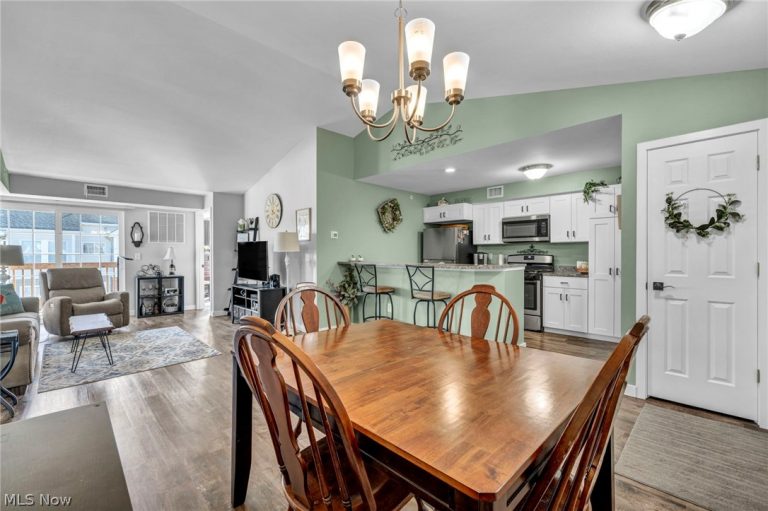 23002 Chandlers Lane, Olmsted Falls, OH - Photo 4