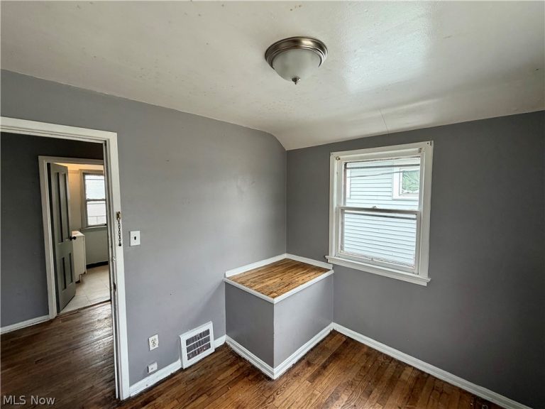 12402 Imperial Avenue, Cleveland, OH - Photo 7