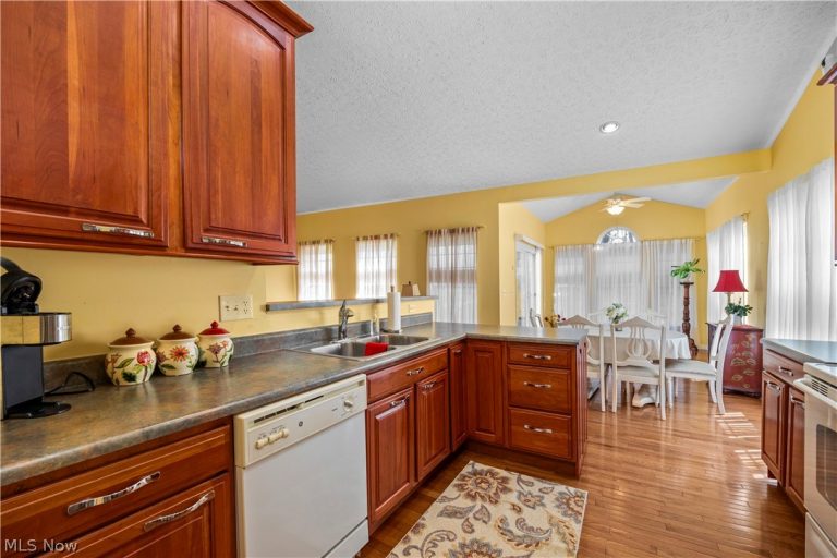884 Lakeview Court, Kent, OH - Photo 3