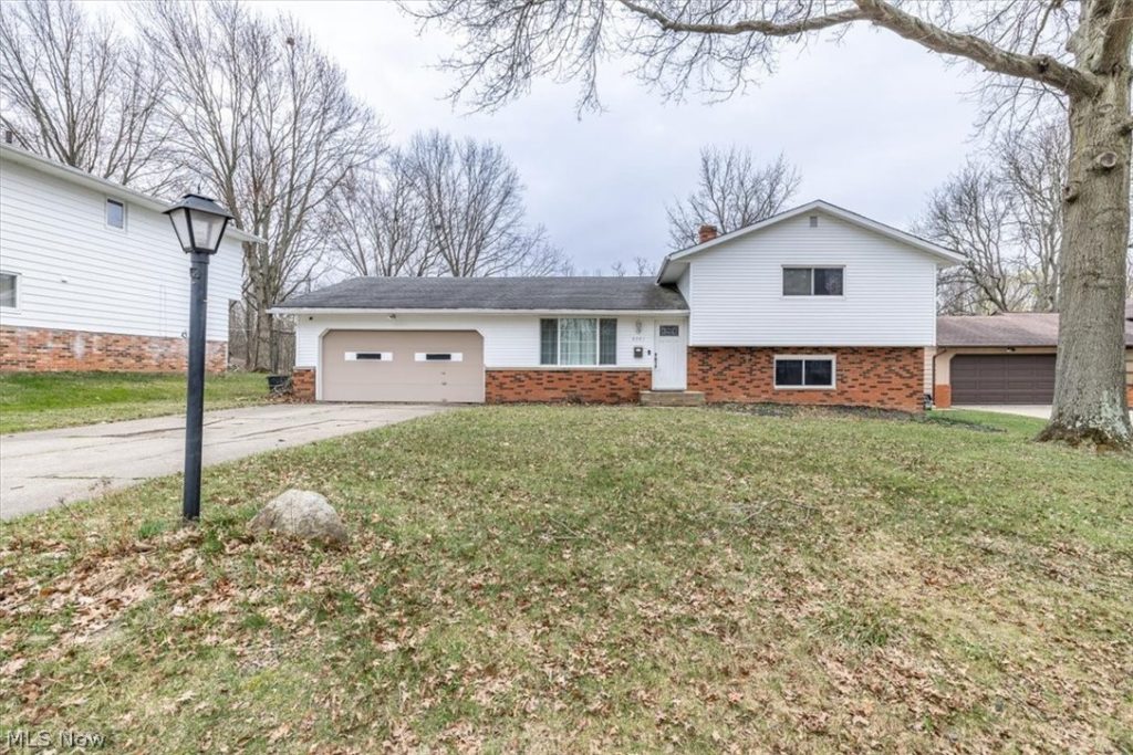 8201 Royalview Drive, Parma, OH