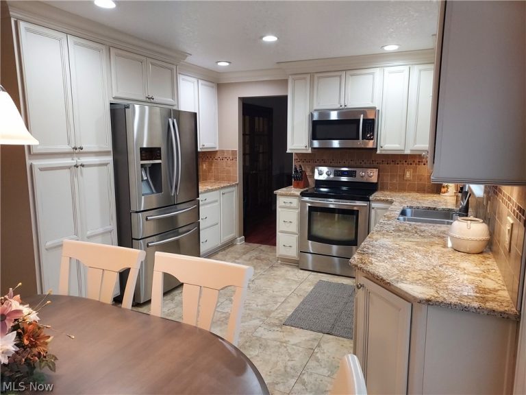 1329 Valley View Drive, Youngstown, OH - Photo 6