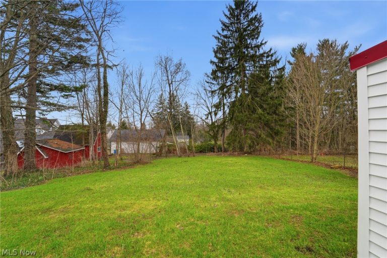 13829 Carlton Street, Burton, OH - Photo 5