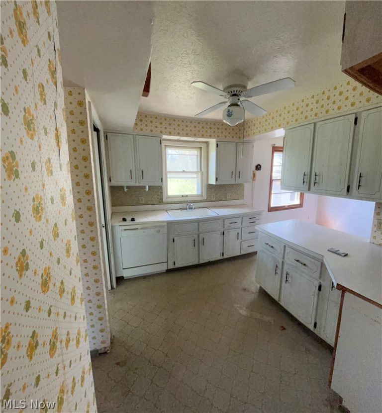 33500 Arthur Road, Solon, OH - Photo 2