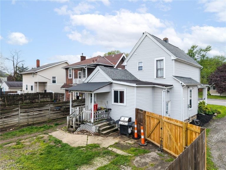 209 Gulf Road, Elyria, OH - Photo 4