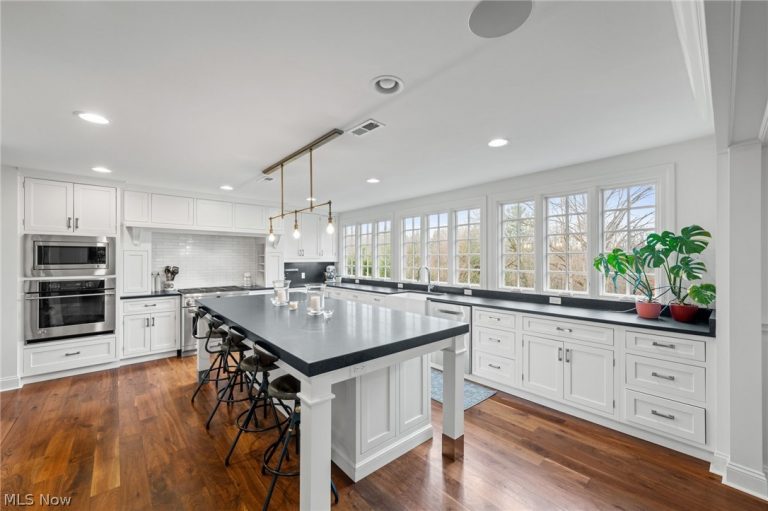 118 Kenton Road, Chagrin Falls, OH - Photo 5