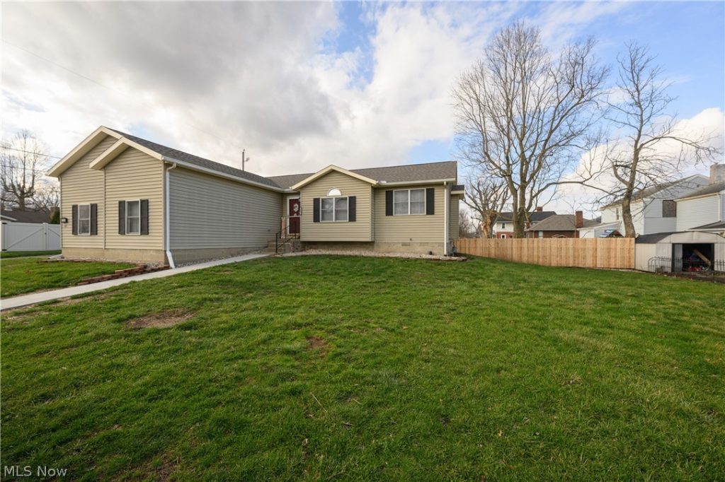 223 9th Street, Uhrichsville, OH