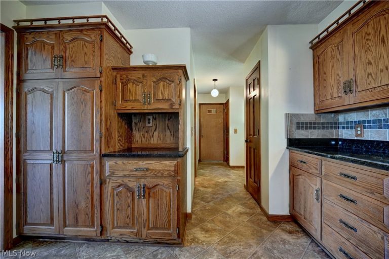 883 Basel Street, Sugarcreek, OH - Photo 5