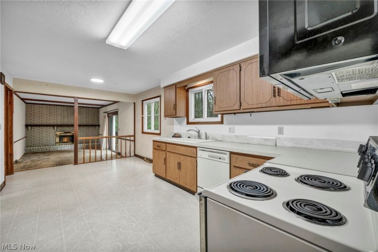 1668 Eisenhower, Brunswick, OH - Photo 4