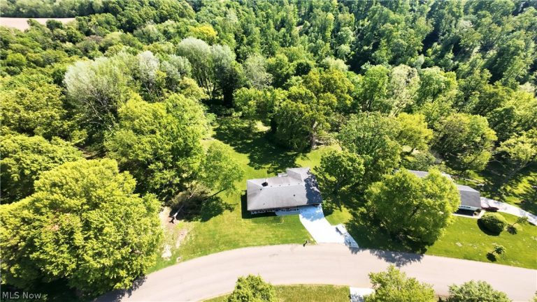 788 Ridgewood Drive, Coshocton, OH - Photo 2
