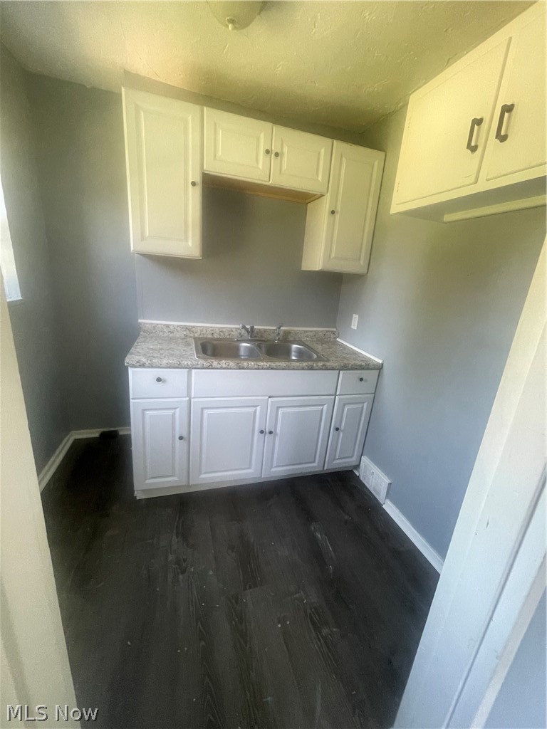 490 Kenwood Drive #J, Euclid, OH - Photo 5