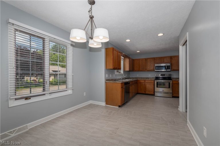 4920 Pond Drive, North Canton, OH - Photo 6