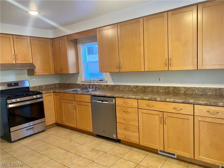 24217 Woodway Road, Beachwood, OH - Photo 8