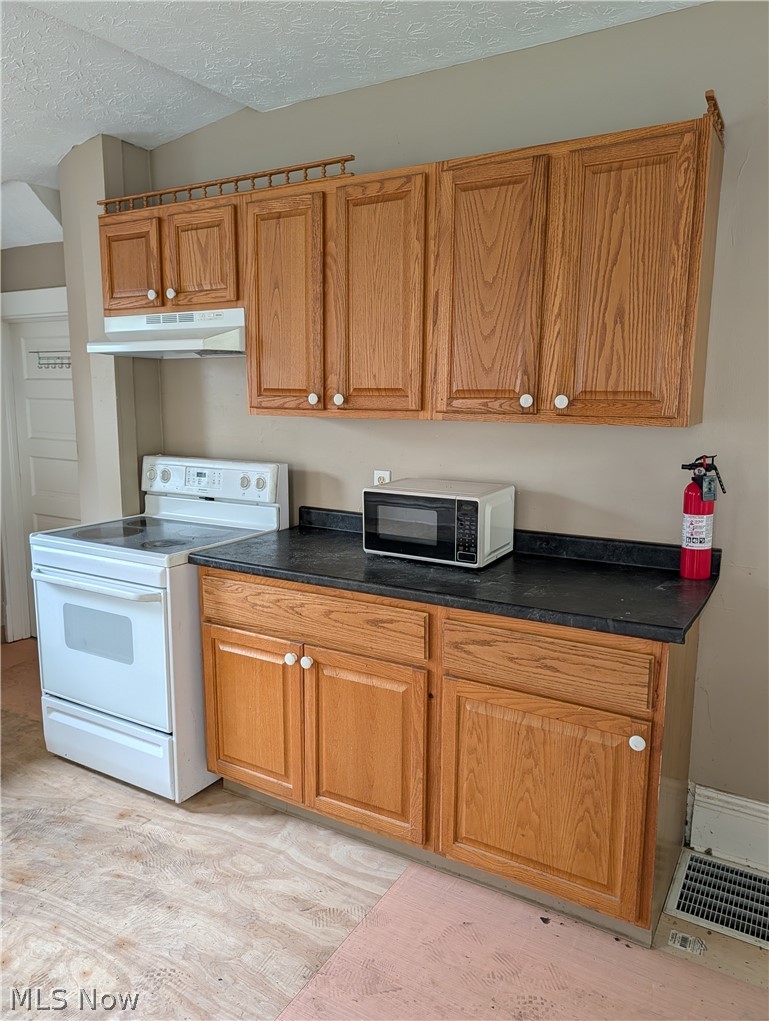 225 Ohio Avenue, Sebring, OH - Photo 8