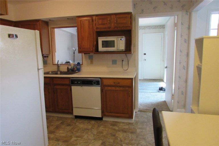 7 Meadowlawn Drive #19, Mentor, OH - Photo 5