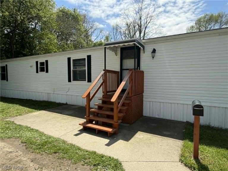 8 Hawaiian Drive, Madison, OH - Photo 5