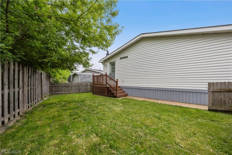 354 Pin Oak Circle, Elyria, OH - Photo 3