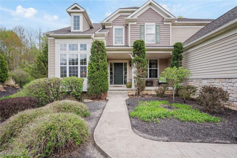 7695 Cottonwood Trail, Chagrin Falls, OH - Photo 3