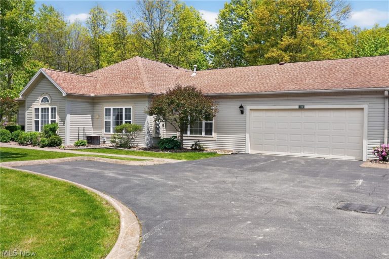 15 Hunters Woods Boulevard #B, Canfield, OH - Photo 4