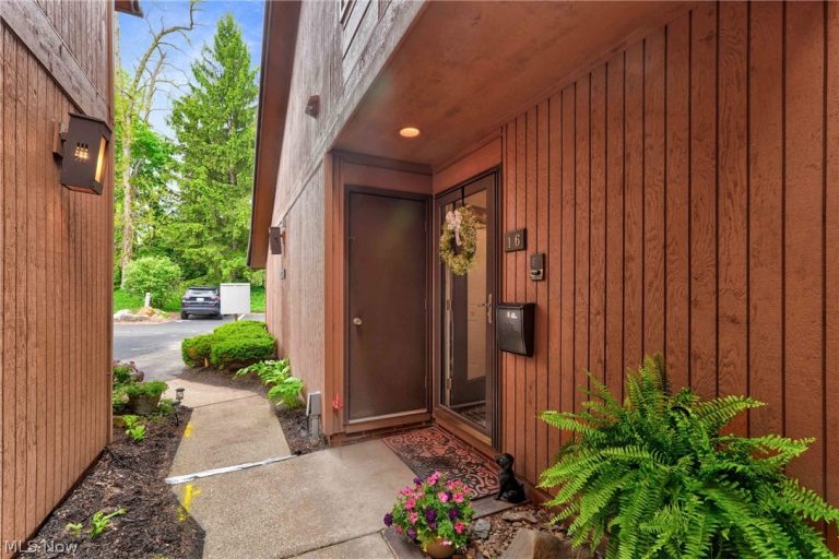 25016 Mill River Road, Olmsted Falls, OH - Photo 2
