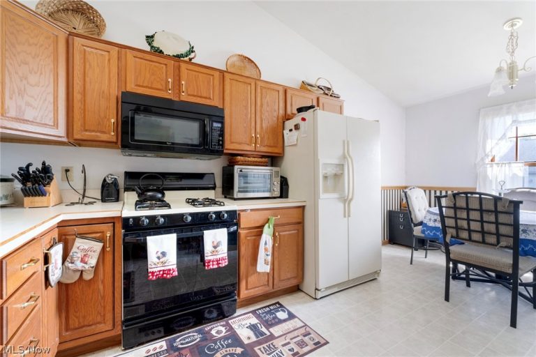 344 Myron Street, Hubbard, OH - Photo 8