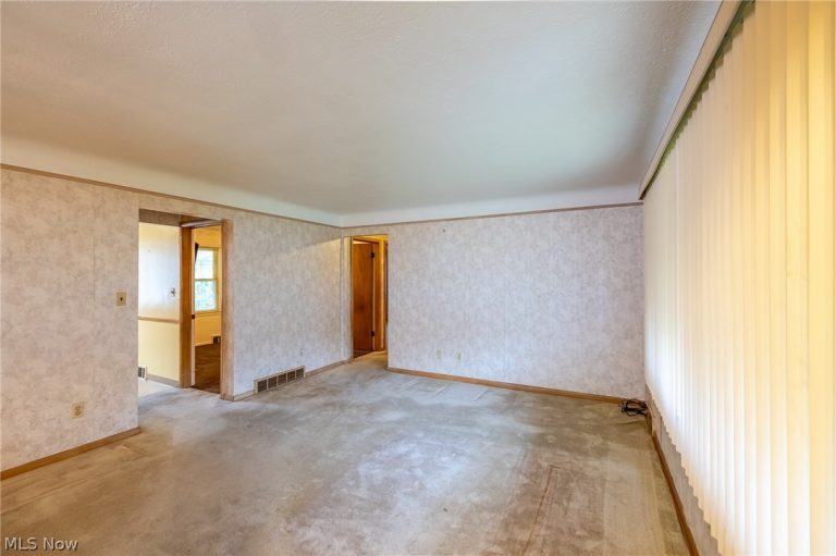 9609 Alexander Road, Garfield Heights, OH - Photo 5