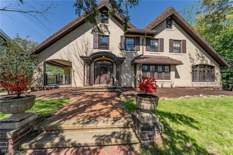 2170 Overlook Road, Cleveland Heights, OH - Photo 2
