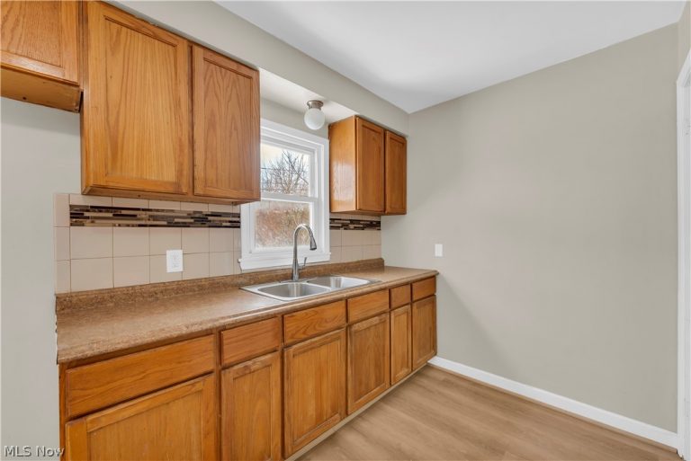 12918 Eastwood Boulevard, Garfield Heights, OH - Photo 6