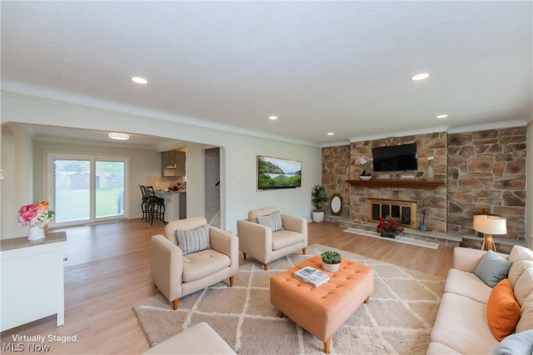 5906 Twin Lakes Drive, Parma, OH - Photo 2