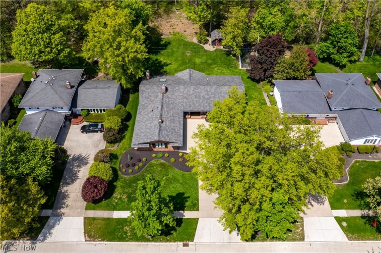 13730 Arrowhead Trail, Middleburg Heights, OH - Photo 3