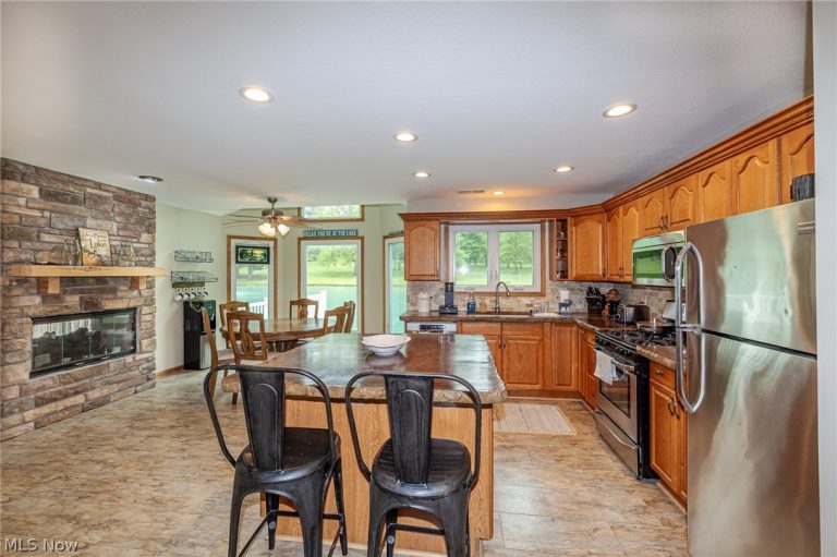 9541 Bedford Road, Macedonia, OH - Photo 6