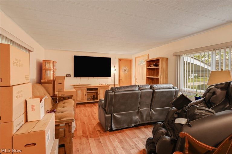 171 Brook Drive, Brookfield, OH - Photo 8