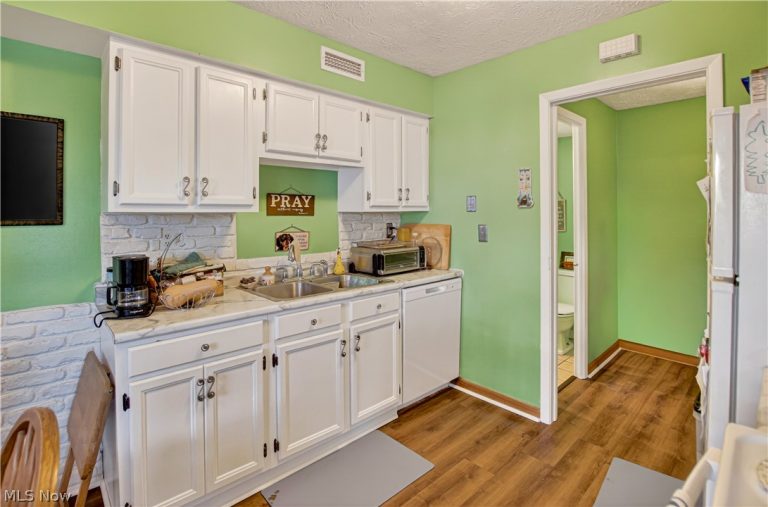 17522 Independence Court #3C, Brook Park, OH - Photo 6