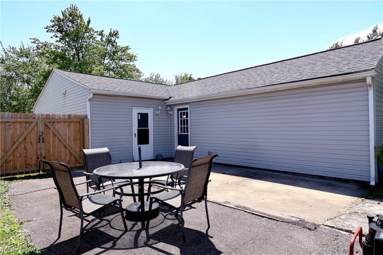 556 Keys Drive, Elyria, OH - Photo 3