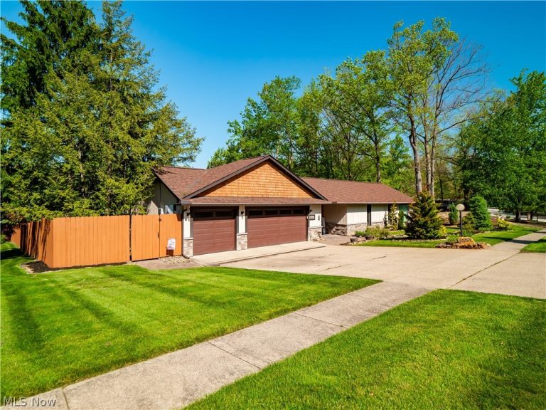 12674 Moss Point Road, Strongsville, OH - Photo 2