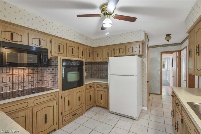 8089 Wesley Drive, Strongsville, OH - Photo 8