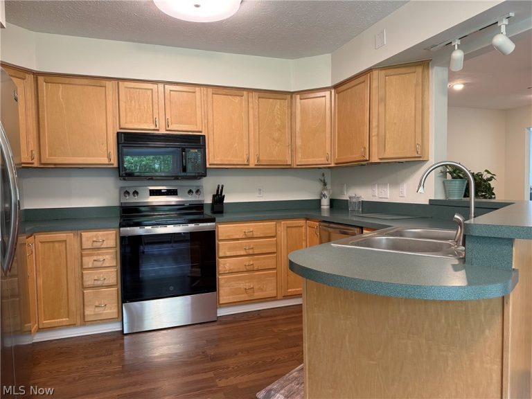 9109 Lake In The Woods Trail, Chagrin Falls, OH - Photo 8
