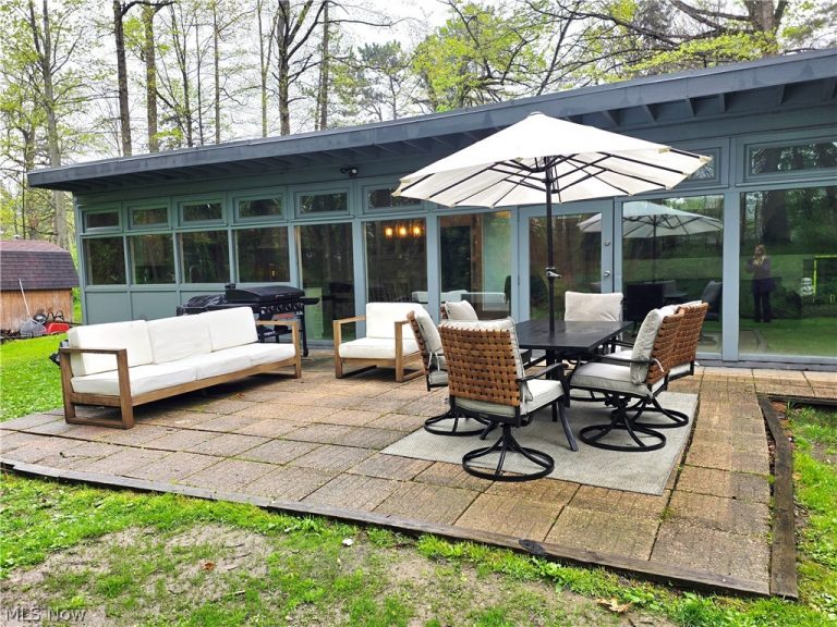 7700 Webster Road, Middleburg Heights, OH - Photo 3