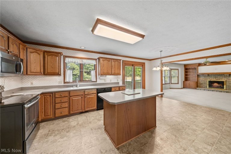 6037 Sandy Ridge Circle, North Canton, OH - Photo 8