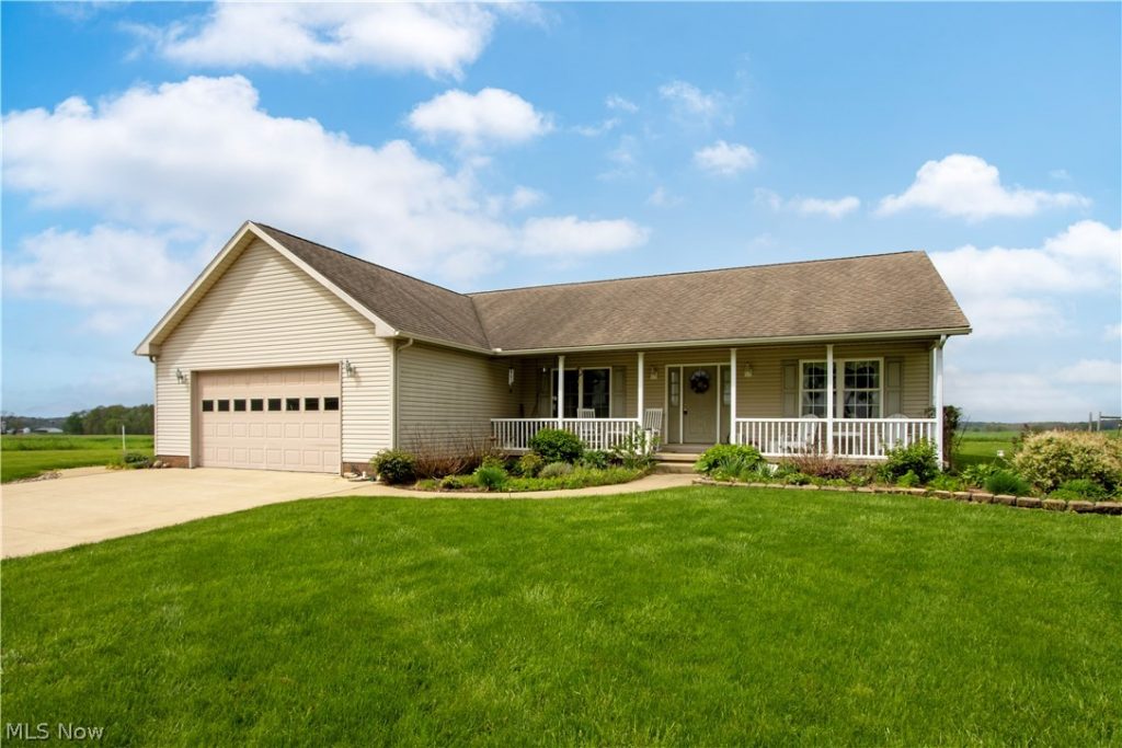 17361 Back Massillon Road, North Lawrence, OH