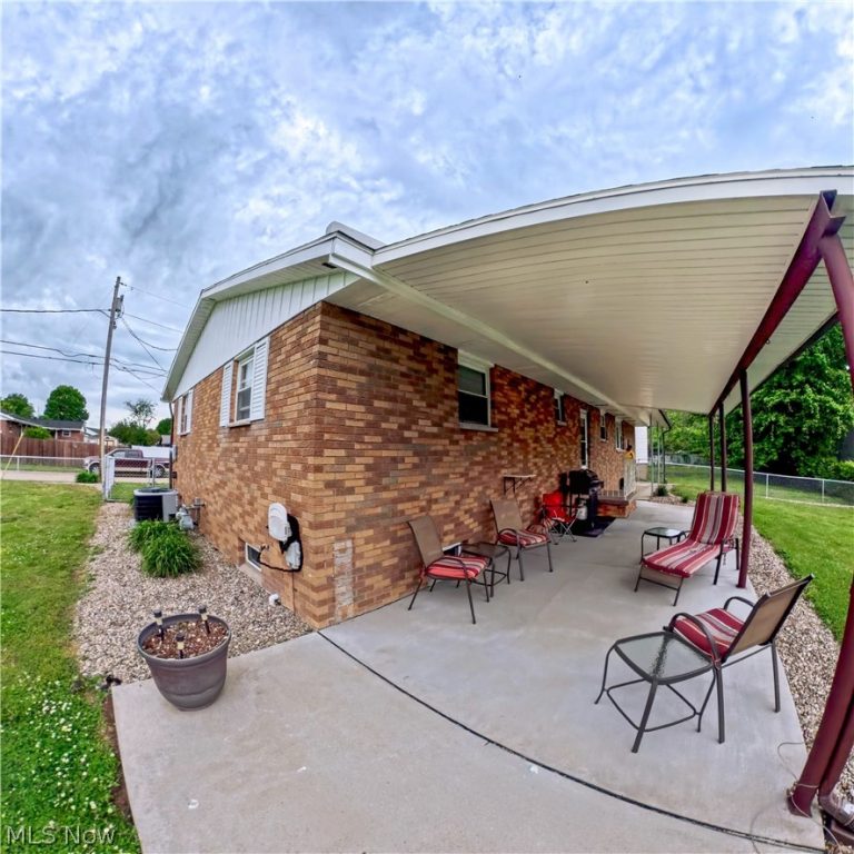 708 Circle Drive, Belpre, OH - Photo 6