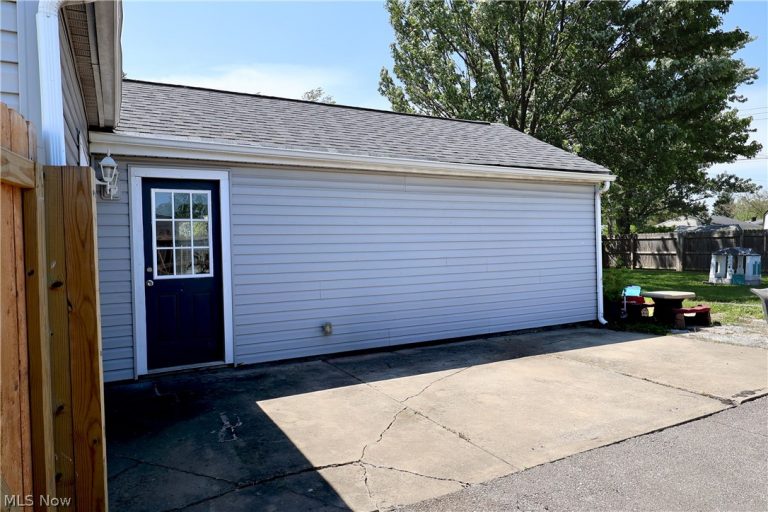 556 Keys Drive, Elyria, OH - Photo 2