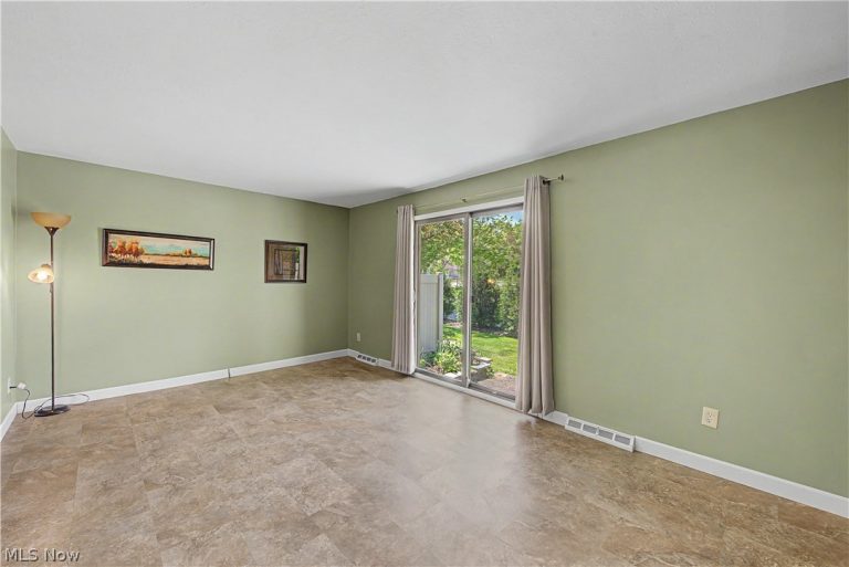 5556 Hilltop Oval, Parma, OH - Photo 5