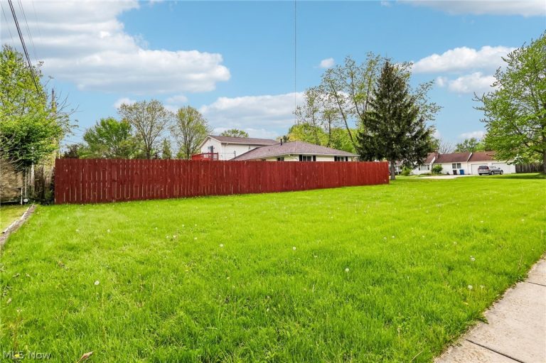 805 Roberts Street, Sheffield Lake, OH - Photo 4