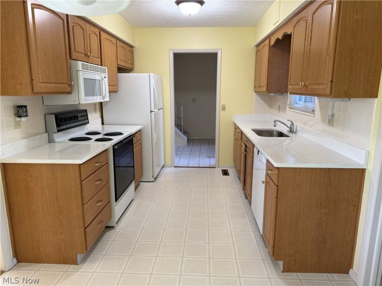 19281 Idlewood Trail, Strongsville, OH - Photo 2