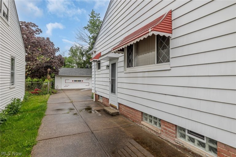 9609 Alexander Road, Garfield Heights, OH - Photo 3