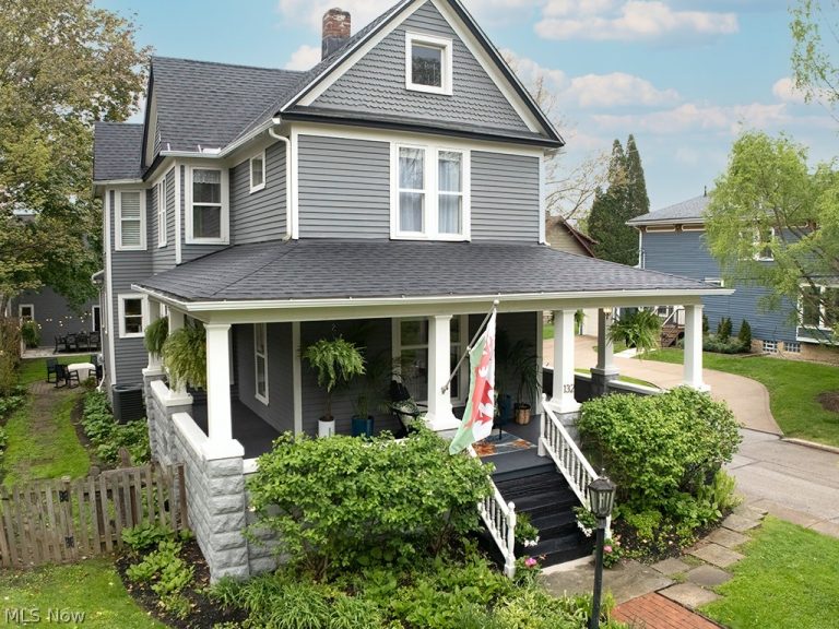 132 South Franklin Street, Chagrin Falls, OH - Photo 2
