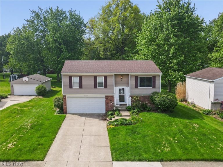 26917 Oxford Park Lane, Olmsted Twp, OH - Photo 3
